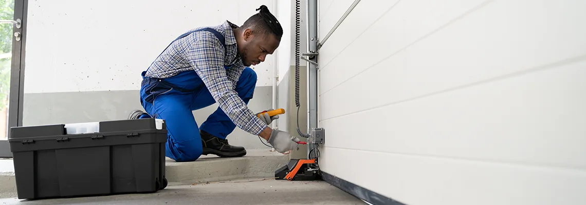 Repair Garage Door Not Closing But Light Flashing in Alafaya, FL